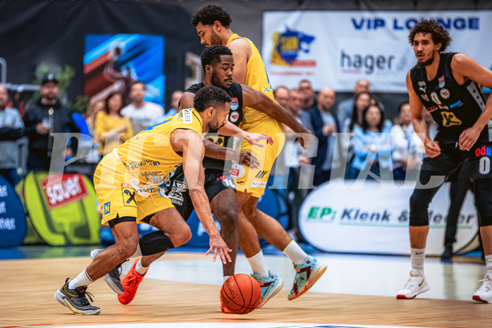 Basketball, Win2Day Superliga 2022/23, Viertelfinale Spiel 4, SKN St. Pölten Basketball, Raiffeisen Flyers Wels, Michael Holton Jr. (14), Donovan Smith (1) Basketball, Win2Day Superliga 2022/23, Viertelfinale Spiel 4, SKN St. Pölten Basketball, Raiffeisen Flyers Wels, Michael Holton Jr. (14), Donovan Smith (1)