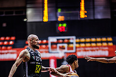 Basketball, Win2Day Superliga 2024/25, Grunddurchgang 17.Runde, BC Vienna, Flyers Wels, Christian Von Fintel (27), Zac Owens (2)