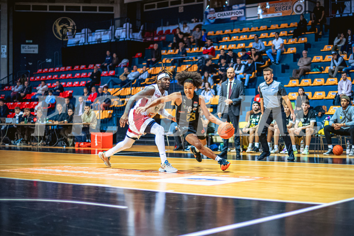 Basketball, Win2Day Superliga 2022/23, Grunddurchgang 5.Runde, BC GGMT Vienna, Raiffeisen Flyers Wels, Jahenns Manigat (21), Samuel Gatterbauer (16)