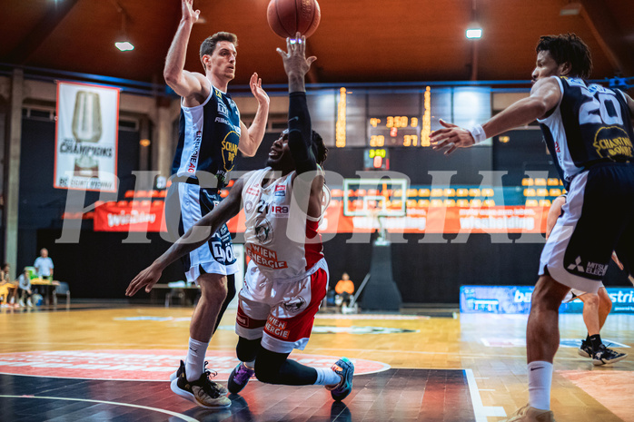 Basketball, Win2Day Superliga 2022/23, 4. Platzierungsrunde, BC Vienna, Gmunden Swans, Benedikt Güttl (7), Jahenns Manigat (21)