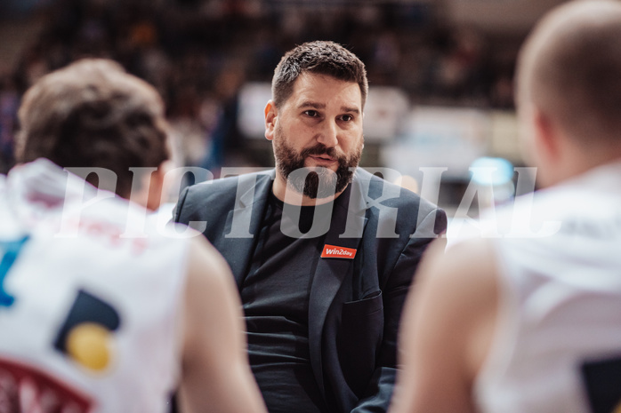 Basketball, Basketball Superliga 2023/24, Grunddurchgang 17.Runde, Oberwart Gunners, SKN St. Poelten, Horst Leitner (Head Coach)