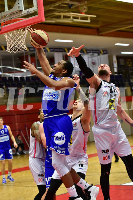 Basketball Superliga 2020/21, Grunddurchgang 13. Runde Flyers Wels vs. Oberwart, Lawrence Alexander (04), Aleksandar Andjelkovic (10), Christian Von Fintel (27),