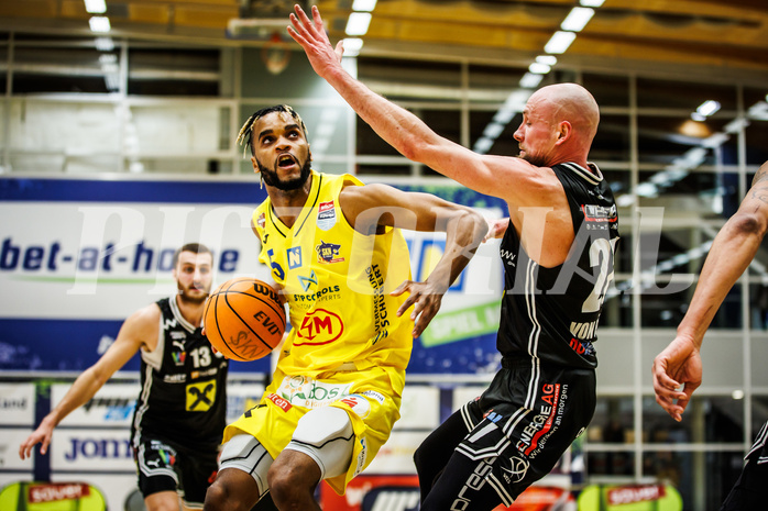 Basketball, Win2Day Superliga 2023/24, Grunddurchgang 16.Runde, SKN St. Pölten, Flyers Wels, Michael Anthony Randolph Jr. (5), Christian Von Fintel (27)