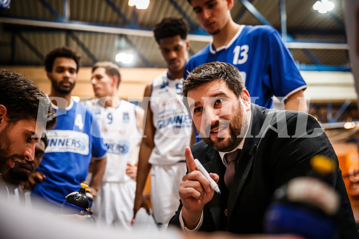 Basketball, bet-at-home Basketball Superliga 2021/22, Grunddurchgang Runde 8, Oberwart Gunners, Gmunden Swans, Horst Leitner (Coach) Basketball, bet-at-home Basketball Superliga 2021/22, Grunddurchgang Runde 8, Oberwart Gunners, Gmunden Swans, Horst Leitner (Coach)