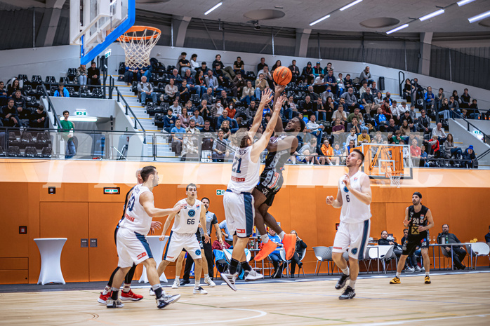 Basketball, Win2Day Superliga 2022/23, Grunddurchgang 3.Runde, Vienna D.C. Timberwolves, Raiffeisen Flyers Wels, Moritz Lanegger (21), Austen Awosika (10)