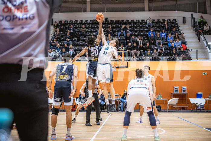 Basketball, Basketball Austria Cup 2022/23, Viertelfinale, Vienna Timberwolves, Gmunden Swans, Urald King (20), Chris Vogt (33)