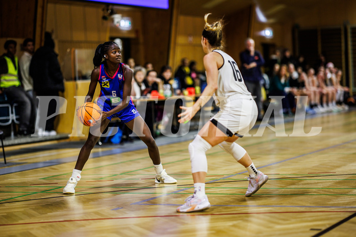 Basketball, Win2Day Basketball Damen Superliga 2024/25, Grunddurchgang 9.Runde, Basket Flames, UBSC-DBBC Graz, Dierry Sow (6), Clara Kronfuß (16)