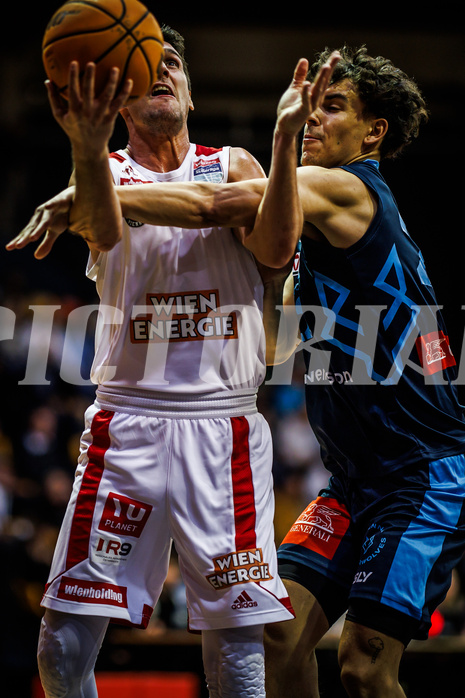 Basketball, Win2Day Superliga 2023/24, Grunddurchgang 8.Runde, BC Vienna, Vienna Timberwolves, Bogic Vujosevic (5), Daniele Kuchar (22)