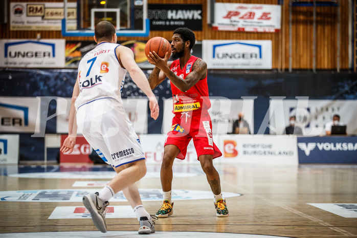 Basketball, bet-at-home Basketball Superliga 2021/22, Grunddurchgang Runde 10, Oberwart Gunners, Traiskirchen Lions, Taveion M. Hollingsworth (11)