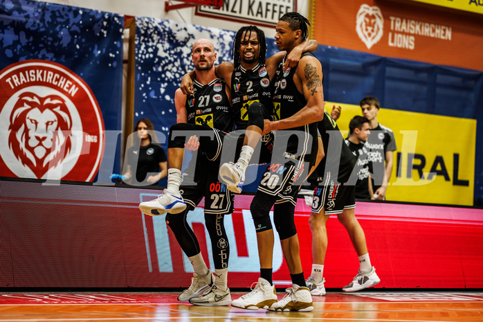 Basketball, win2day Basketball Superliga 2023/24, Grunddurchgang 21.Runde, Traiskirchen Lions, Flyers Wels, Terell Allen (2) injured