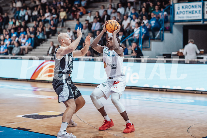 Basketball, Basketball Superliga 2023/24, Grundduchgang Runde 4., Oberwart Gunners, Kapfenberg Bulls, David Voetsch (9), James Graham (11)