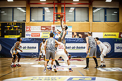 Basketball, bet-at-home Basketball Superliga 2021/22, Grunddurchgang18.Runde, Traiskirchen Lions, Klosterneuburg Dukes, #featured jumpball