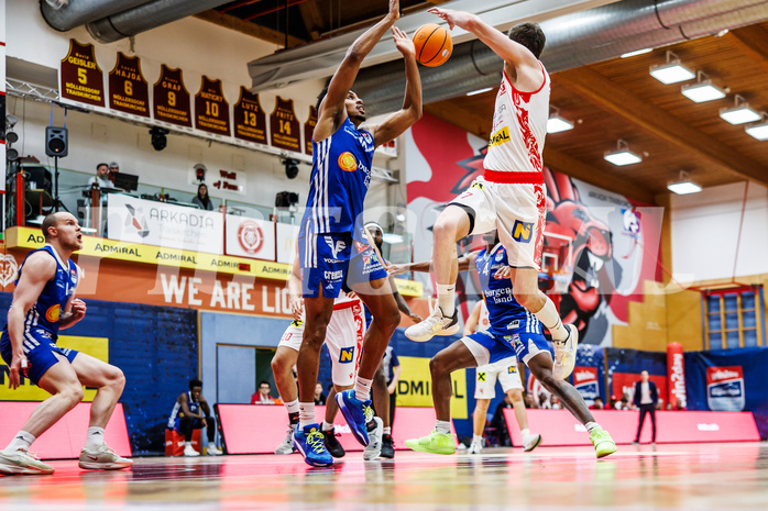 Basketball, Win2Day Superliga 2024/25, 2. Platzierungsrunde, Traiskirchen Lions, Oberwart Gunners, Robert Allen (10), Benedikt Güttl (7)