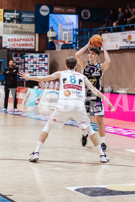 Basketball, Basketball Superliga 2023/24, Grunddurchgang 19.Runde, Oberwart Gunners, Gmunden Swans, Florian Koeppel (8), Jakob Lohr (12)