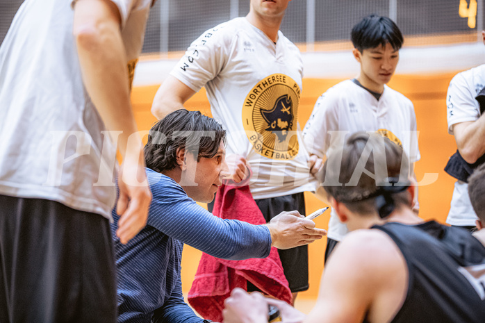 Basketball, Basketball Zweite Liga 2022/23, Grunddurchgang 16.Runde, Basket Flames, Wörthersee Piraten, Andreas Kuttnig (Head Coach)