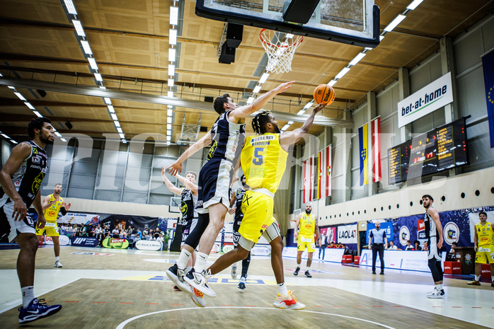 Basketball, Win2Day Superliga 2023/24, Grunddurchgang 4.Runde, SKN St. Pölten, Gmunden Swans, Benedikt Güttl (7), Michael Anthony Randolph Jr. (5)