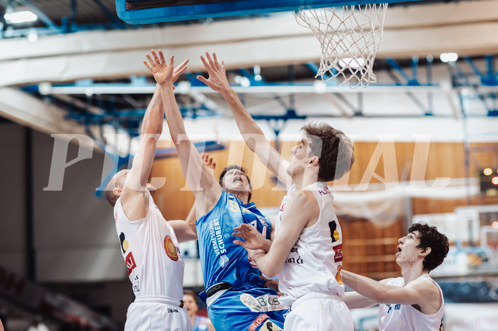 Basketball, Basketball Superliga 2023/24, Grunddurchgang 17.Runde, Oberwart Gunners, SKN St. Poelten, Sebastian Kaeferle (7), Roman Jagsch (9), Florian Koeppel (8), Jonathan Wess (4)