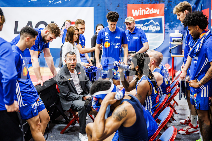 Basketball, Win2Day Superliga 2024/25, Playoffs, Halbfinale Spiel 2, Traiskirchen Lions, Oberwart Gunners, Matthew Otten (Head Coach)
