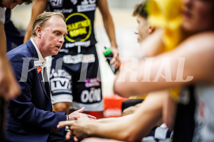 Basketball, Win2Day Superliga 2023/24, Grunddurchgang 4.Runde, SKN St. Pölten, Gmunden Swans, Anton Mirolybov (Head Coach)