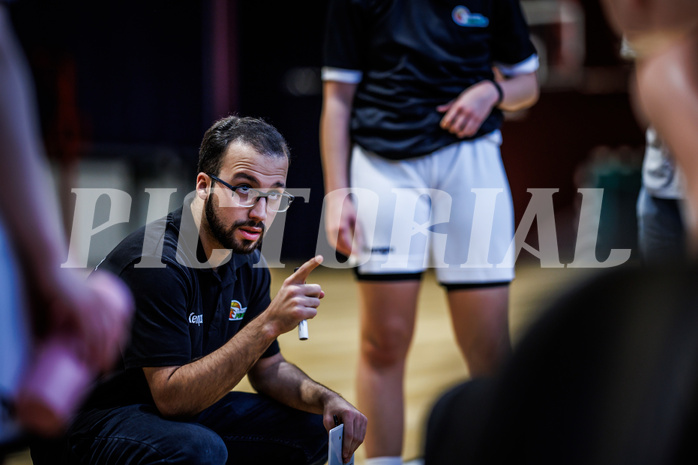 Basketball, Win2Day Basketball Damen Superliga 2023/24, Grunddurchgang 12.Runde, Basket Flames, DBB LZ OÖ, Hirbod Mahdavi (Head Coach)