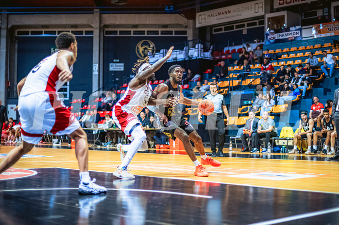 Basketball, Win2Day Superliga 2022/23, Grunddurchgang 5.Runde, BC GGMT Vienna, Raiffeisen Flyers Wels, Jahenns Manigat (21), Samuel Gatterbauer (16)