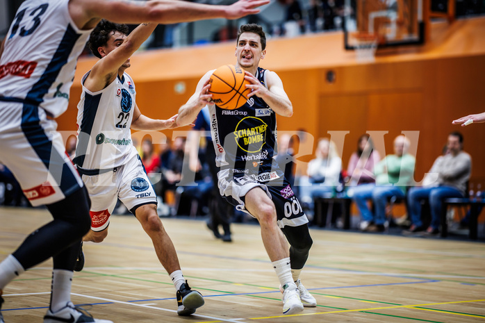 Basketball, Win2Day Superliga 2023/24, Grunddurchgang 9.Runde, Vienna Timberwolves, Gmunden Swans, Daniele Kuchar (22), Benedikt Güttl (7)
