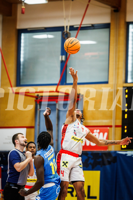 Basketball, win2day Basketball Superliga 2023/24, Viertelfinale Spiel 1, Traiskirchen Lions, SKN St.Pölten, #Jumpball Demarcus Demonia (4)