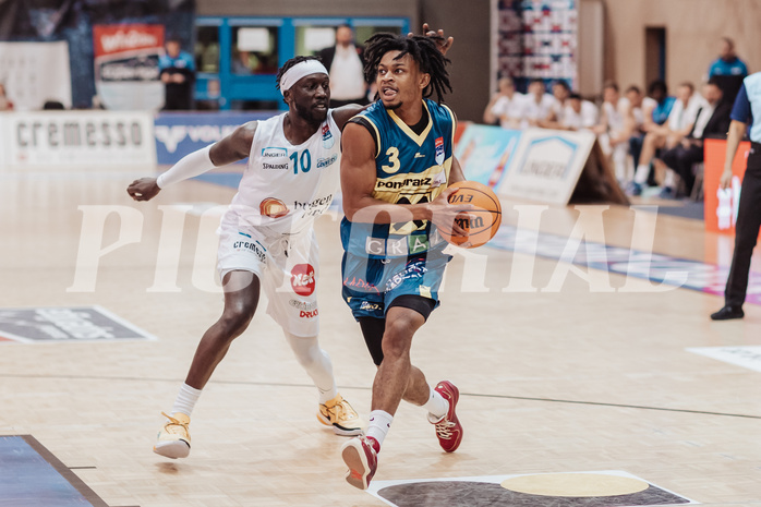 Basketball, Basketball Austria Cup 2023/24, Viertelfinale, Oberwart Gunners, UBSC Graz, Munis Tutu (10), Zachery Deshon Cooks (3)