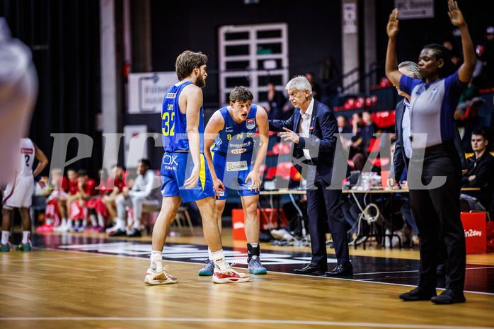 Basketball, Win2Day Superliga 2024/25, Grunddurchgang 6.Runde, BC Vienna, St. Pölten, Magnus Hoj Madsen (8), John Tsiorgiannis (Head Coach)