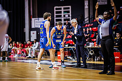 Basketball, Win2Day Superliga 2024/25, Grunddurchgang 6.Runde, BC Vienna, St. Pölten, Magnus Hoj Madsen (8), John Tsiorgiannis (Head Coach)