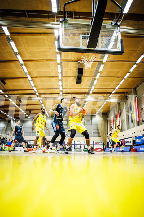 Basketball, Win2Day Superliga 2023/24, Grunddurchgang 6.Runde, SKN St. Pölten, Vienna Timberwolves, Ziga Fifolt (13), Nebosja Dukic (13)
