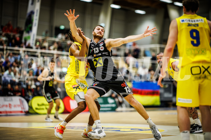 Basketball, Win2Day Superliga 2023/24, Grunddurchgang 16.Runde, SKN St. Pölten, Flyers Wels, Michael Anthony Randolph Jr. (5), Radii Caisin (13)