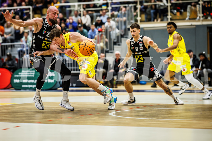 Basketball, Win2Day Superliga 2023/24, Grunddurchgang 16.Runde, SKN St. Pölten, Flyers Wels, Christian Von Fintel (27), Roman Jagsch (9) Basketball, Win2Day Superliga 2023/24, Grunddurchgang 16.Runde, SKN St. Pölten, Flyers Wels, Christian Von Fintel (27), Roman Jagsch (9)