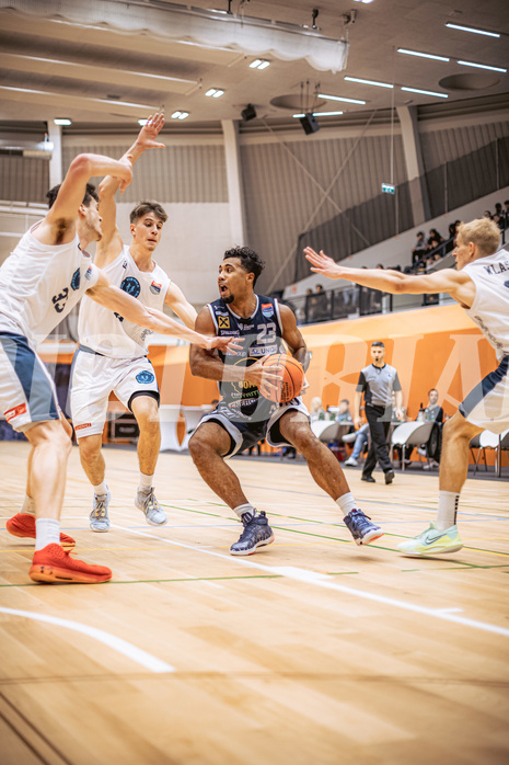 Basketball, Win2Day Superliga 2022/23, Grunddurchgang 8.Runde, Vienna Timberwolves, Gmunden Swans, Chris Vogt (33), Jakob Lohr (12), Dwayne Lautier-Ogunleye (23), Elias Wlasak (8)