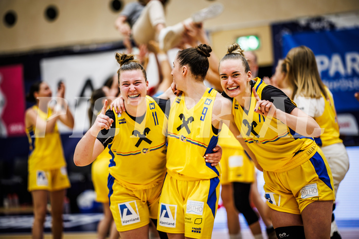 Basketball, Win2Day Basketball Damen Superliga 2023/24, Playoff, Finale Spiel 3, SKN St. Pölten, UBI Graz, SKN St. Pölten, feiern