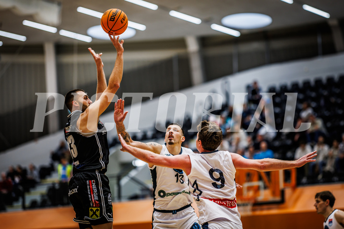 Basketball, Basketball Austria Cup 2023/24, Achtelfinale Spiel 2, Vienna Timberwolves, Flyers Wels, Radii Caisin (13), Ziga Fifolt (13), Philipp D'Angelo (9)