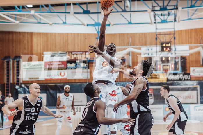 Basketball, Basketball Superliga 2023/24 , Qualifikationsrunde 10, Oberwart Gunners, Kapfenberg Bulls, David Voetsch (9), Kris Monroe (13), Reudale Shamaar Williams (3), Shaquille Rombley (5), Urald King (20)