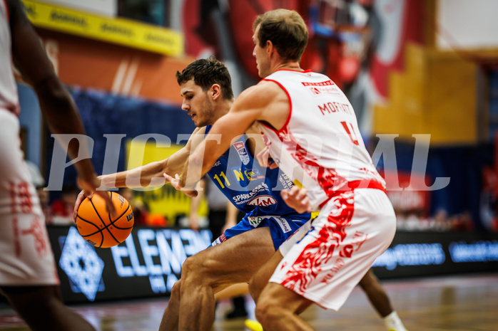 Basketball, Win2Day Superliga 2024/25, Grunddurchgang 4.Runde, Traiskirchen Lions, St. Pölten, Duje Putnik (11), Ryan Moffat (4)