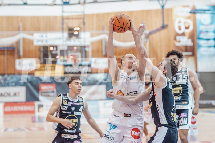 Basketball, Basketball Superliga 2023/24 , VF 2, Oberwart Gunners, Gmunden Swans, Vuk Zivanovic (4), Sebastian Kaeferle (7), Benedikt Guettl (7)