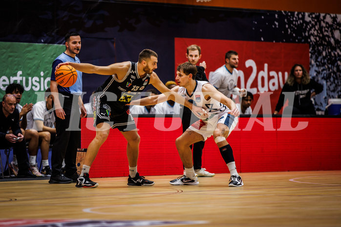 Basketball, Basketball Austria Cup 2023/24, Achtelfinale Spiel 2, Vienna Timberwolves, Flyers Wels, Radii Caisin (13), Elias Wlasak (8)