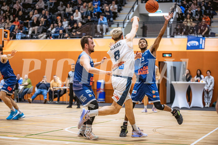 Basketball, Win2Day Superliga 2022/23, Grunddurchgang 10.Runde, Vienna Timberwolves, COLDAMARIS BBC Nord Dragonz, Elias Wlasak (8), Kyran Jordan Mc Clure (13)