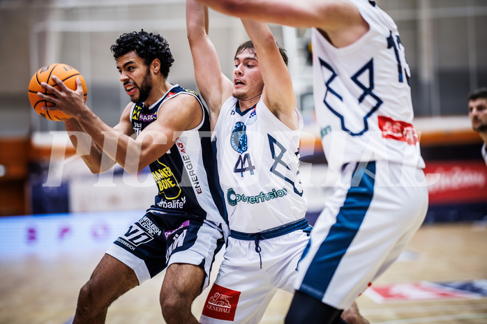 Basketball, Win2Day Superliga 2023/24, Grunddurchgang 9.Runde, Vienna Timberwolves, Gmunden Swans, Patrick Emilien (15), Ivor Kuresevic (44)