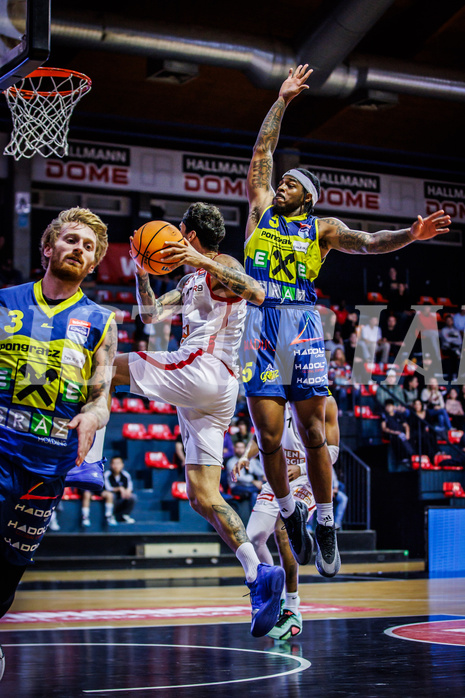 Basketball, Win2Day Superliga 2024/25, Grunddurchgang 2.Runde, BC Vienna, UBSC Graz, Ivan Siriscevic (17), Gregory Johnson (5)