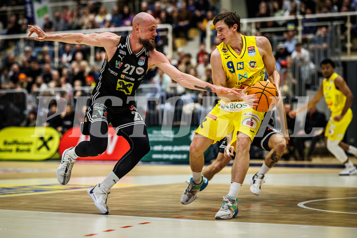 Basketball, Win2Day Superliga 2023/24, Grunddurchgang 16.Runde, SKN St. Pölten, Flyers Wels, Christian Von Fintel (27), Roman Jagsch (9) Basketball, Win2Day Superliga 2023/24, Grunddurchgang 16.Runde, SKN St. Pölten, Flyers Wels, Christian Von Fintel (27), Roman Jagsch (9)
