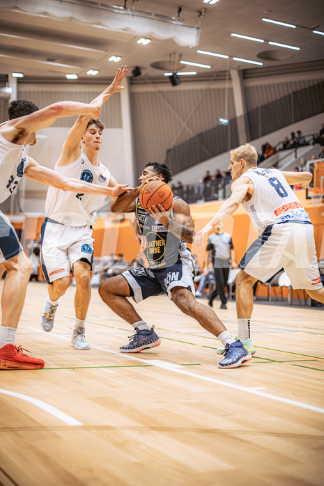 Basketball, Win2Day Superliga 2022/23, Grunddurchgang 8.Runde, Vienna Timberwolves, Gmunden Swans, Chris Vogt (33), Jakob Lohr (12), Dwayne Lautier-Ogunleye (23), Elias Wlasak (8)