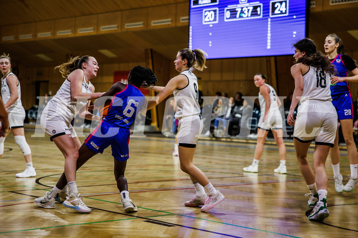 Basketball, Win2Day Basketball Damen Superliga 2024/25, Grunddurchgang 9.Runde, Basket Flames, UBSC-DBBC Graz, Stella Popp (4), Dierry Sow (6)