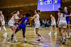 Basketball, Win2Day Basketball Damen Superliga 2024/25, Grunddurchgang 9.Runde, Basket Flames, UBSC-DBBC Graz, Stella Popp (4), Dierry Sow (6)