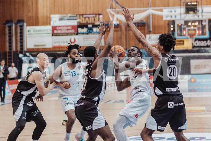 Basketball, Basketball Superliga 2023/24 , Qualifikationsrunde 10, Oberwart Gunners, Kapfenberg Bulls, David Voetsch (9), Kris Monroe (13), Reudale Shamaar Williams (3), Shaquille Rombley (5), Urald King (20)