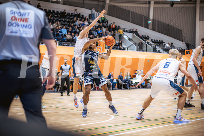 Basketball, Basketball Austria Cup 2022/23, Viertelfinale, Vienna Timberwolves, Gmunden Swans, Jakob Lohr (12), Dwayne Lautier-Ogunleye (23)