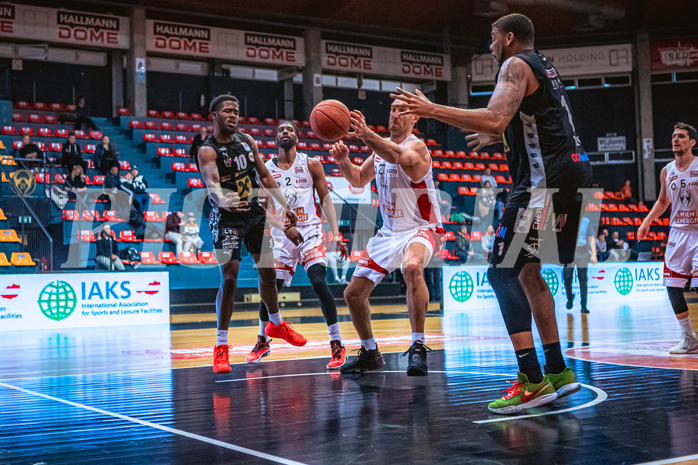 Basketball, Win2Day Superliga 2022/23, 1. Platzierungsrunde, BC Vienna, Flyers Wels, Austen Awosika (10), Vladimir Golubovic (27)